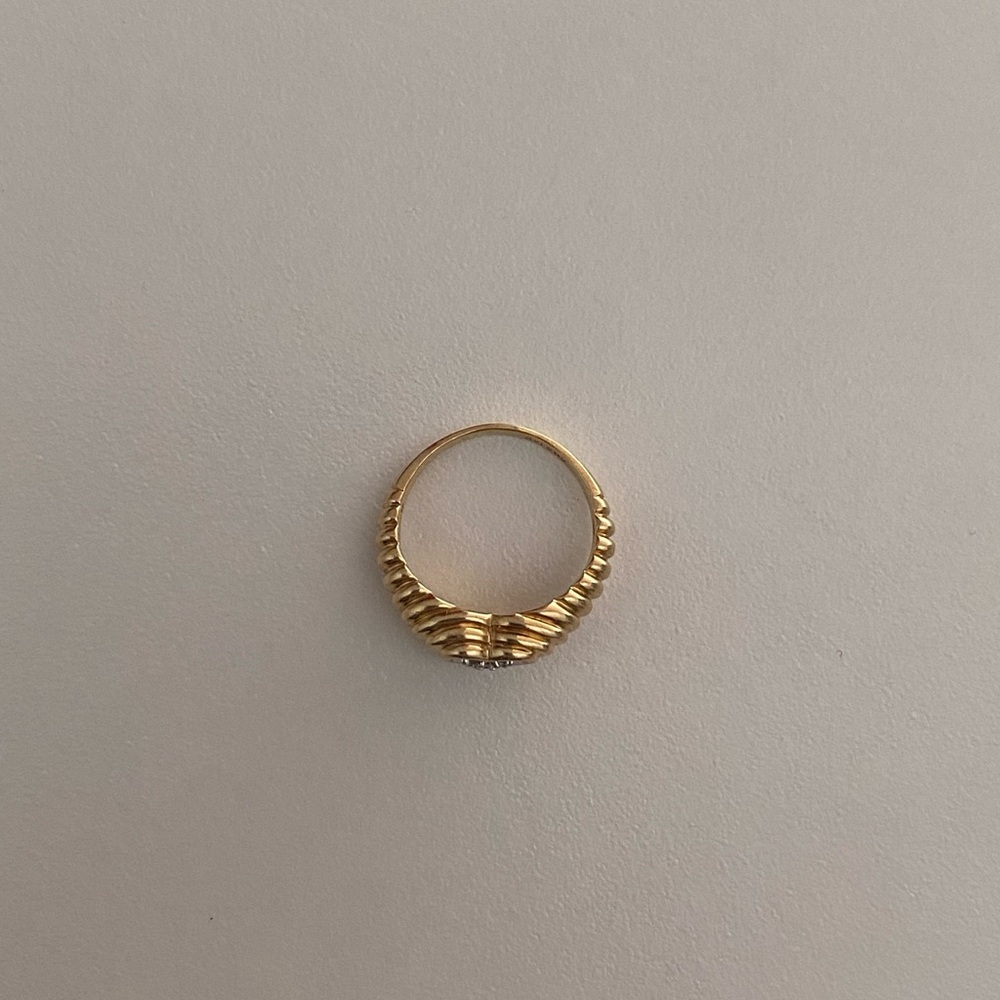 Vintage 14K Yellow Gold Heart Ring w/ Trio of Diamonds set in White Gold - Picture 6 of 9